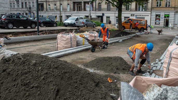 Budowa trzech nowych dróg w centrum Łodzi na półmetku 