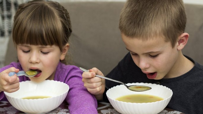 Z bezpłatnych posiłków mogą korzystać przedszkolaki i uczniowie - Dzieci jedzące posiłek