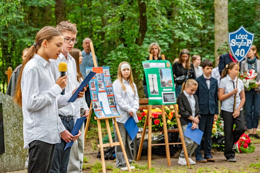 Cyprian Wilk i Stanisław Domagała ze Szkoły Podstawowej nr 40 o projekcie szkolnym z okazji rocznicy Rewolucji 1905 r. Fot. P. Wacławiak, UMŁ. 