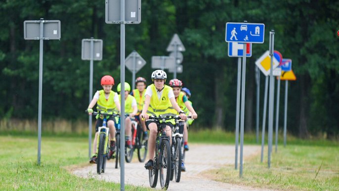 W czasie wakacji Miejski Ośrodek Sportu i Rekreacji w Łodzi oraz łódzka Straż Miejska uczą najmłodszych bezpiecznej jazdy na rowerze i przepisów ruchu drogowego. Zajęcia odbywają się na Motodromie przy ul. Małachowskiego 9. - fot. Paweł Łacheta