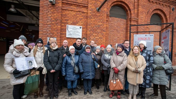 W uroczystości z łódzkimi włókniarkami uczestniczyli przewodniczący Rady Miejskiej w Łodzi Marcin Gołaszewski, wiceprezydent miasta Adam Pustelnik, dyrektor Manufaktury Sławomir Murawski oraz Anna Lisiewicz "Ludzie Fabryki". Zdjęcia: P. Łacheta 