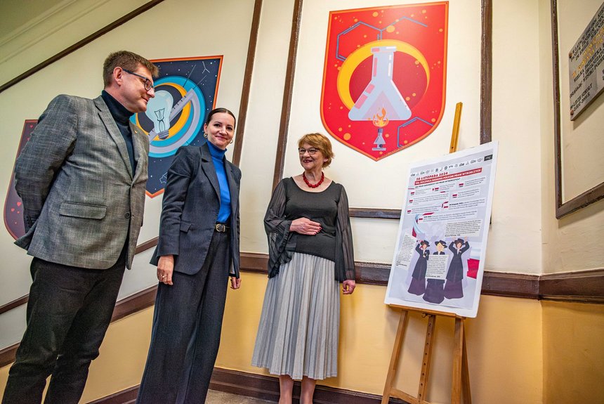 Senator Artur Dunin i wiceprezydent Łodzi Małgorzata Moskwa - Wodnicka przy tablicy Romany Pachuckiej, IV LO. Z prawej: dyrektor szkoły Katarzyna Felde. Fot. P. Wacławiak, UMŁ. 