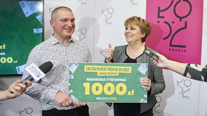 Oto jeden z pierwszych szczęśliwców wylosowanych w Wielkiej Loterii Miasta Łódź - fot. Radosław Jóźwiak / UMŁ