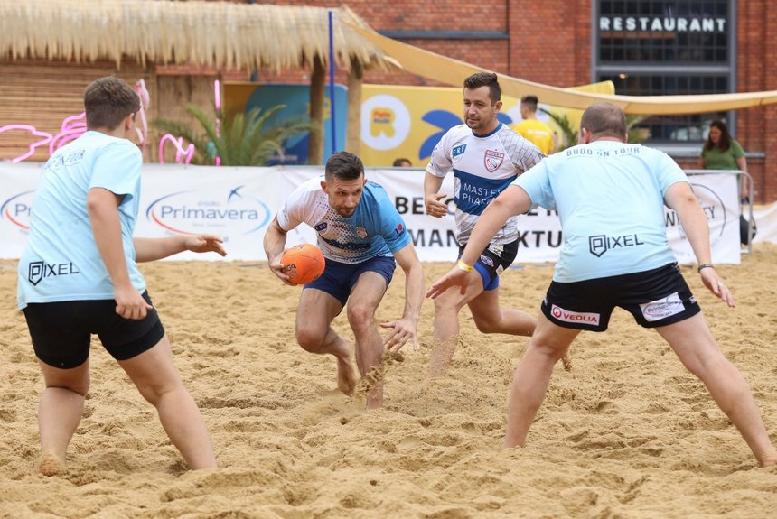 Jubileuszowa X edycja Beach Side Rugby na plaży w Manufakturze