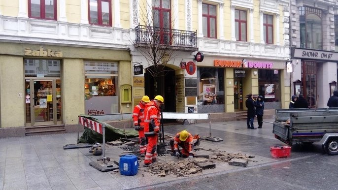 Prace porządkowe na ul. Piotrkowskiej - fot. Tomasz Walczak/BPKSiT