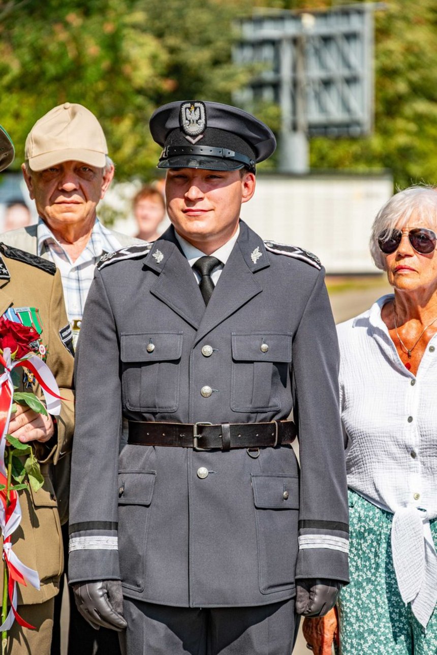 Rekonstruktor historyczny Jakub Klimkiewicz w mundurze przedwojennego pilota. Fot. P. Wacławiak, UMŁ. 