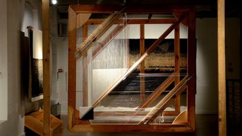 Oprowadzanie po wystawie „Ad initium” w Centralnym Muzeum Włókiennictwa w Łodzi -  fot. mat. pras. Centralne Muzeum Włókiennictwa w Łodzi