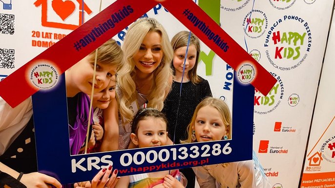 Miss World Karolina Bielawska i dzieci z Fundacji Happy Kids - mat. prasowe