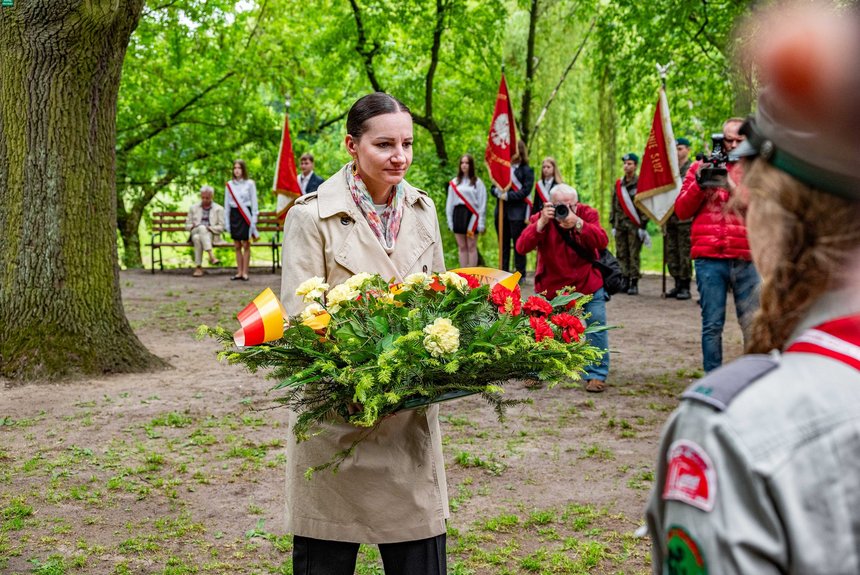 Kwiaty składa wiceprezydent Łodzi Małgorzata Moskwa - Wodnicka. Fot. P. Wacławiak, UMŁ. 
