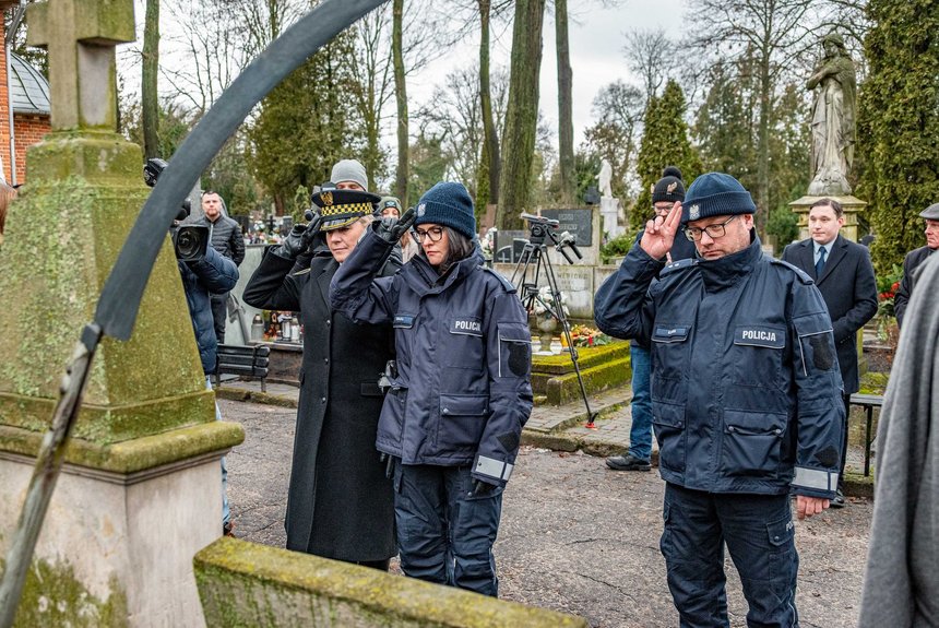 Kwiaty skłądają delegacje służb mundurowych. Fot. P. Wacławiak. 