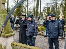 Kwiaty skłądają delegacje służb mundurowych. Fot. P. Wacławiak. 