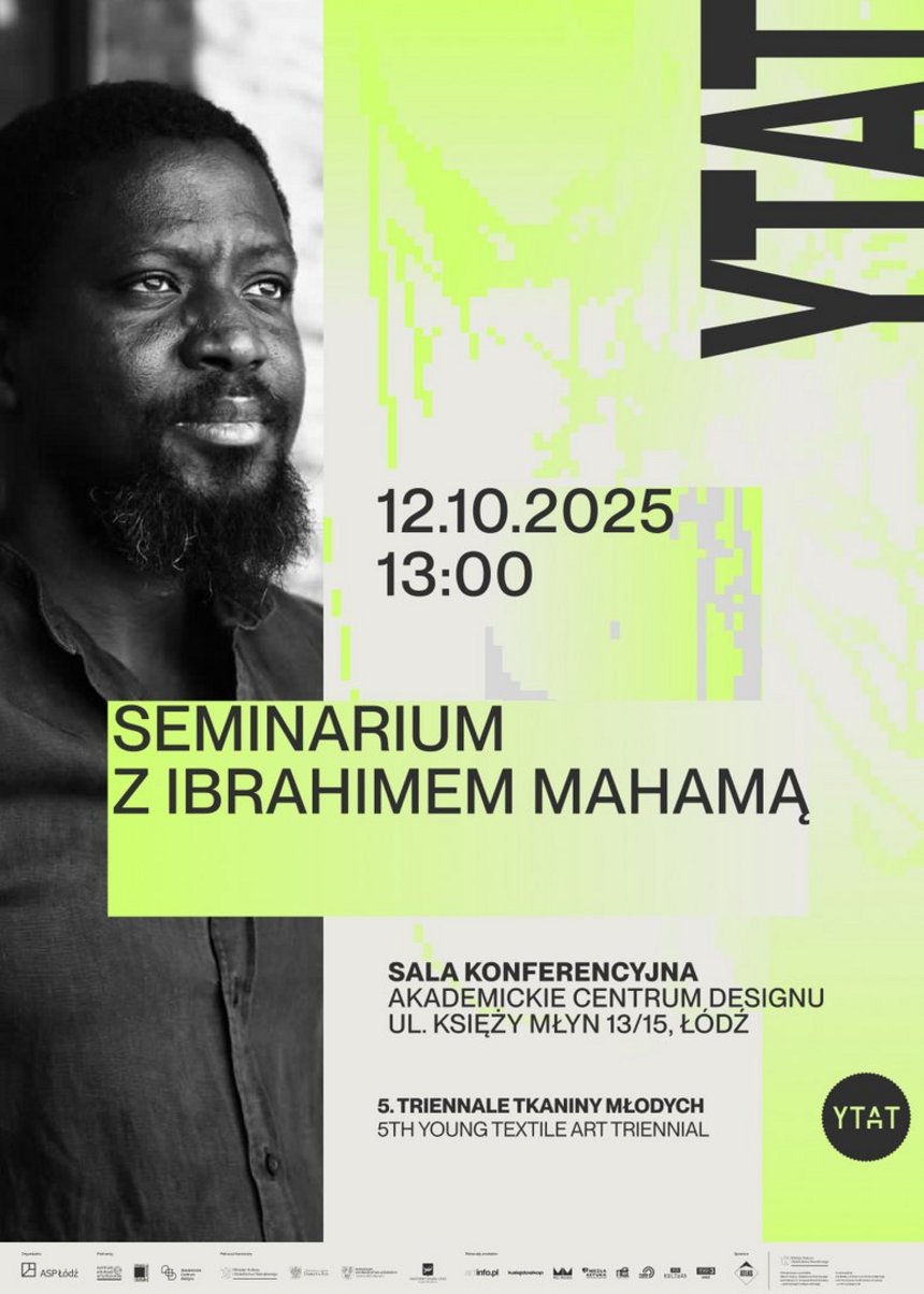 tło stanowi gradacja dwóch kolorów: szarego i jaskrawo zielonego. są też drobne elementy w tychże kolorach – występują w formie pikseli. po lewej stronie jest czarno-białe zdjęcie ibrahima mahamy