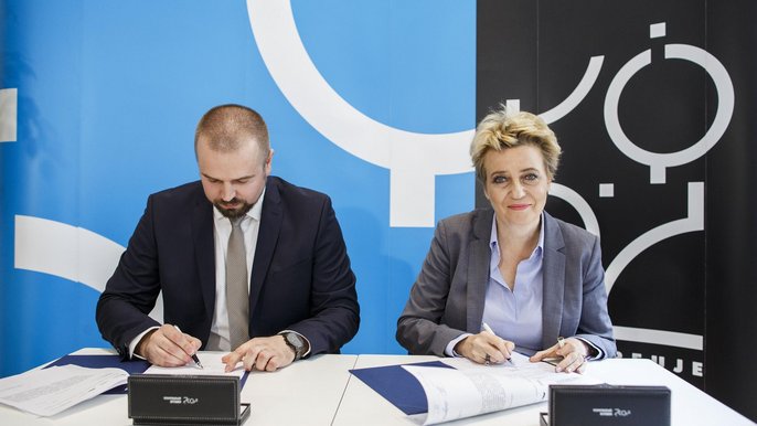 Podpisanie porozumienie, którego celem jest aktywizacja zawodowa kobiet z obszarów rewitalizowanych - fot. Radosław Jóźwiak / UMŁ