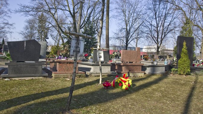 Złożono kwiaty przy symbolicznych krzyżach brzozowych - fot. Andrzej Janecki / UMŁ
