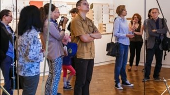 Zdjęcie promujące  cykl edukacyjny: "Spotkanie w Muzeum"- Oprowadzenie po wystawie Jimmie Durham. Boże dzieci, poematy - w ms2 -  fot. mat. pras. Muzeum Sztuki w Łodzi