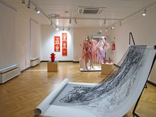 Na zdjęciu widoczna wystawa Akademickiego Centrum Designu. Na pierwszym planie czarnobiała instalacja artystyczna.