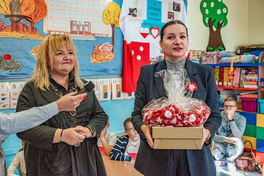 Wiceprezydent Małgorzata Moskwa - Wodnicka odbiera kokardy narodowe. Fot. P. Wacławiak, UMŁ. 