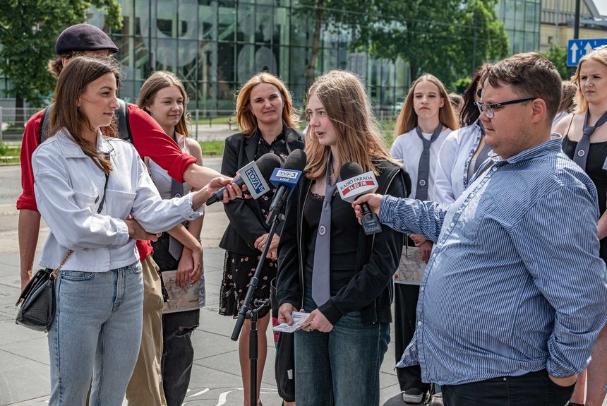 Uczennica Centrum Kształcenia Zawodowego i Ustawicznego w Łodzi o społecznej opiece szkoły nad pomnikiem. Fot. P. Wacławiak, UMŁ. 