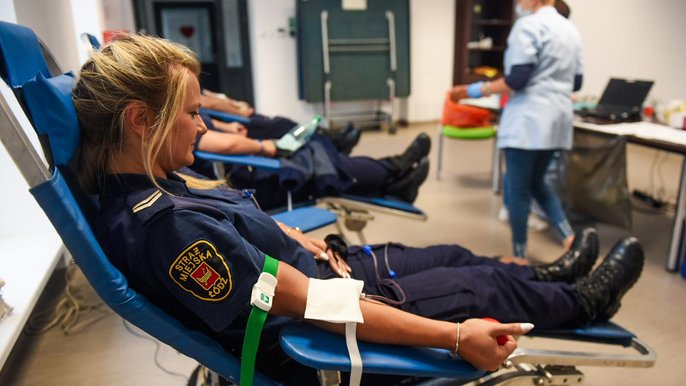 Honorowi krwiodawcy z Łódzkiej Straży Miejskiej oddają w skali roku około 50 litrów krwi. - fot. Paweł Łacheta / UMŁ