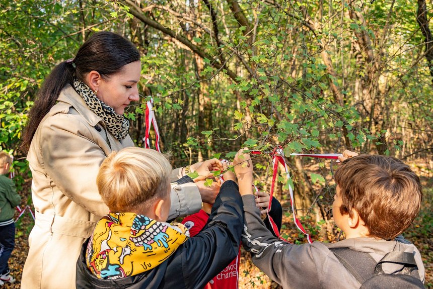 Biało-czerwone wstążeczki - znak pamięci o ofiarach z lasu na Brusie. Małgorzata Moskwa-Wodnicka i uczniowie szkół. P. Wacławiak, UMŁ. 