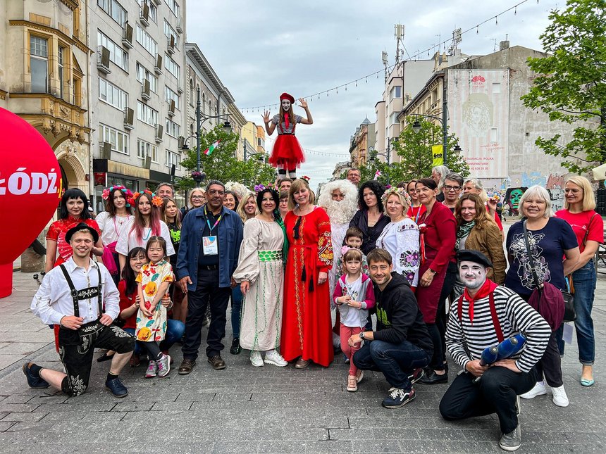 Delegaci z miast partnerskich i performerzy na ul. Piotrkowskiej