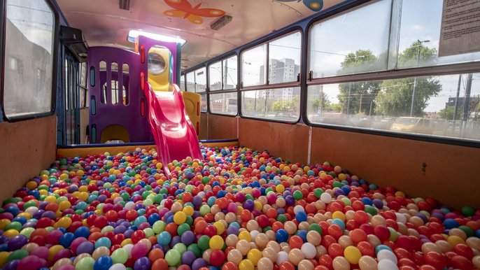 Happy Bus, czyli autobus, który pełni funkcję objazdowego placu zabaw, to cykliczna akcja, adresowana głównie do dzieci z terenów wiejskich - fot. Stefan Brajter / UMŁ