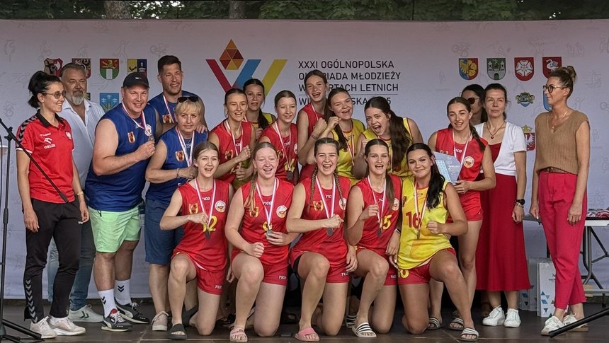 na zdjęciu drużyna chks łódź nagrodzona medalami