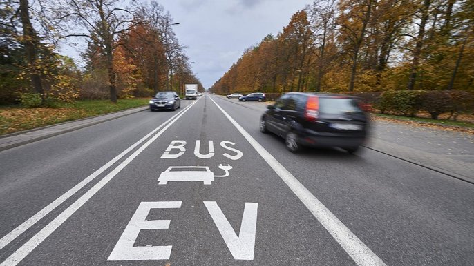 Nowe buspasy na al. Unii Lubelskiej z oznaczeniami informujące o tym, że mogą się po nich poruszać auta elektryczne - fot. Radosłąw Jóżwiak / UMŁ