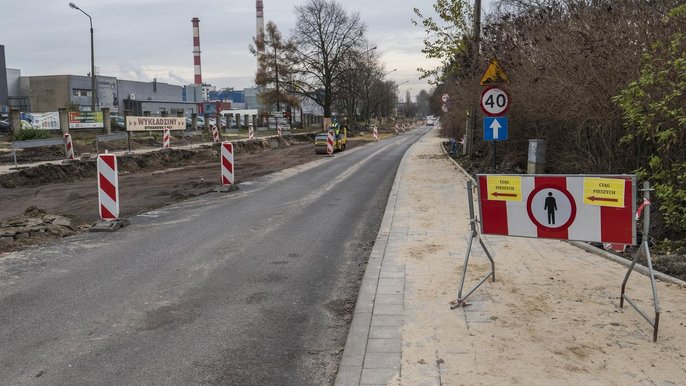 Na połowie ulicy położona jest nowa nawierzchnia, są także pierwsze odcinki chodników oraz miejsca parkingowe - fot. Stefan Brajter / UMŁ