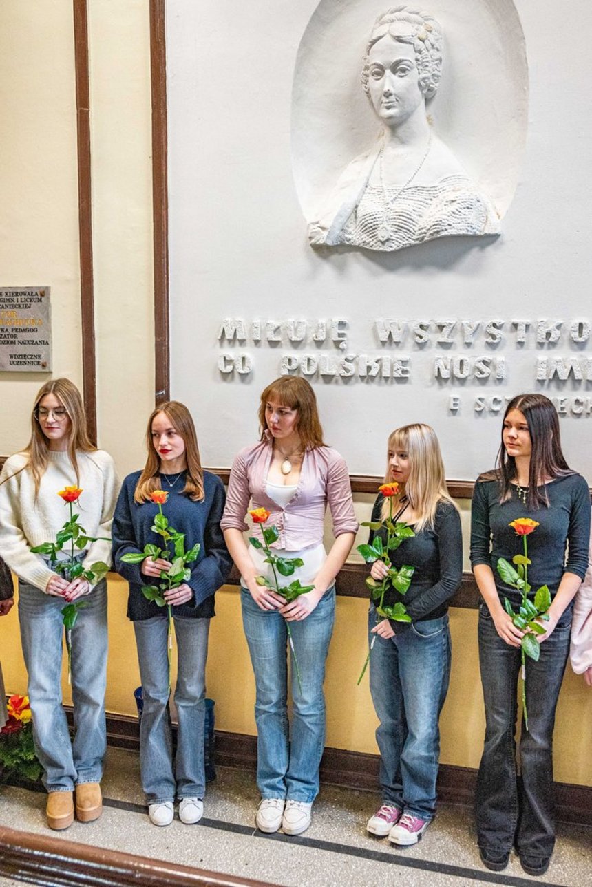 Uczennice IV LO im. Emilii Sczanieckiej z żółtymi różami - symbolem ruchu kobiet. Fot. P. Wacławiak, UMŁ. 