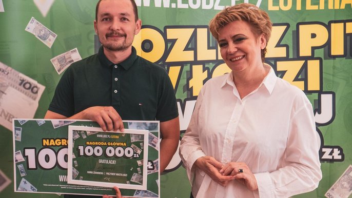 Pierwsza łódzka loteria podatkowa dotarła do finału. Jej laureatem został Piotr Francuz, który w zeszłym roku z Wrocławia przeniósł się do Łodzi i w naszym mieście zaczął płacić podatki. - fot. Stefan Brajter