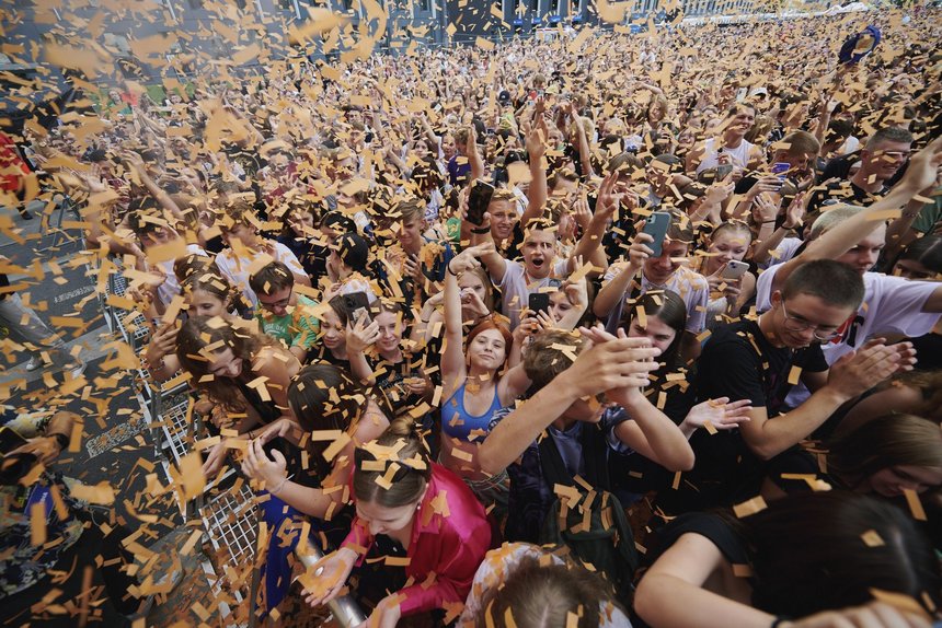 Ludzie bawiący się w tłumie pod sceną główną na Łódź Summer Festival 2023. Z nieba spada confetti.