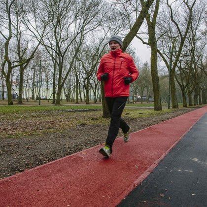 biegacz na ścieżce biegowej w parku