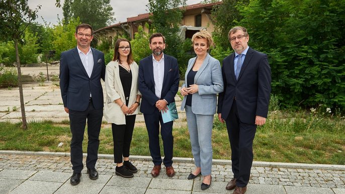 Prezydent Łodzi Hanna Zdanowska z przedstawicielami Vantage Development. W tle zabytkowe magazyny, które zostaną przekształcone w lokale biznesowo-usługowe. - fot. Radosław Jóźwiak