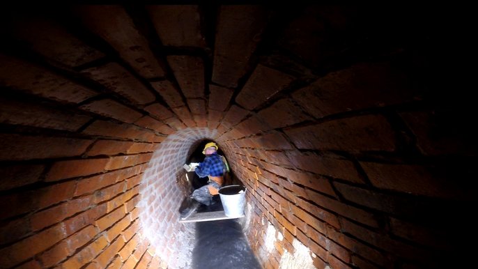 Pracownik ZWIK remontuje miejskie kolektory ściekowe - fot. ZWiK