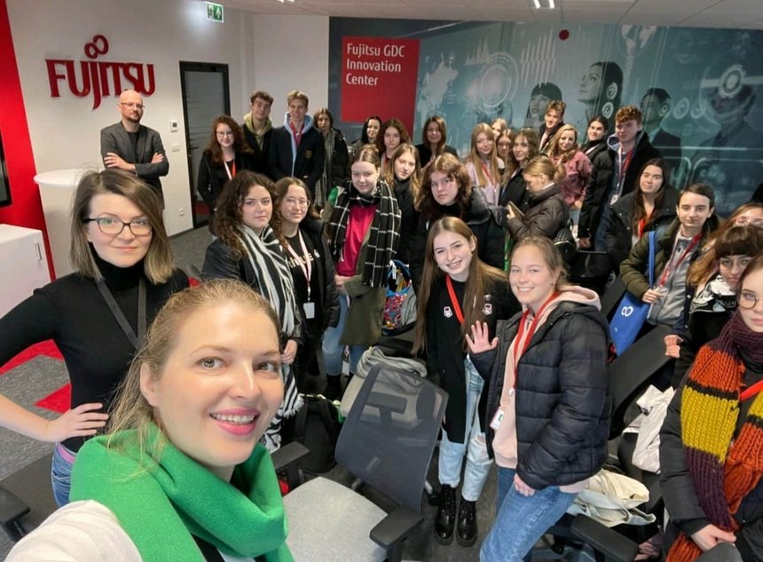 Grupa licealistów podczas podczas spotkania Zasmakuj studiowania w Łodzi.