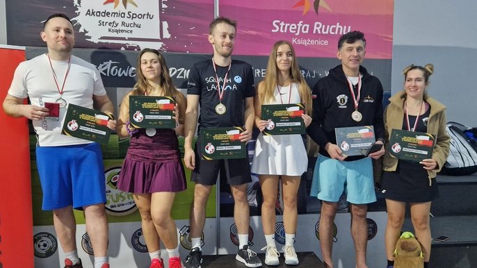 medaliści w deblu na podium