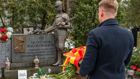 Wiceprezydent Adam Wieczorek składa kwiaty przy grobie Stefana Pogonowskiego. Fot. P. Wacławiak, UMŁ. 