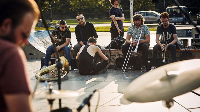 Zdjęcie promujące wydarzenie: Noc Świętojańska w Manufakturze. Druga edycja Festiwalu Streets of Manufaktura. Festiwal Muzyki Ulicznej - zespół Parnas Brass Band - mat. pras. Manufaktura