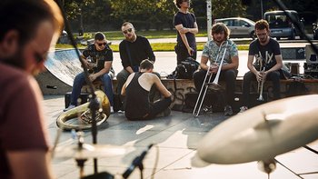 Zdjęcie promujące wydarzenie: Noc Świętojańska w Manufakturze. Druga edycja Festiwalu Streets of Manufaktura. Festiwal Muzyki Ulicznej - zespół Parnas Brass Band -  mat. pras. Manufaktura
