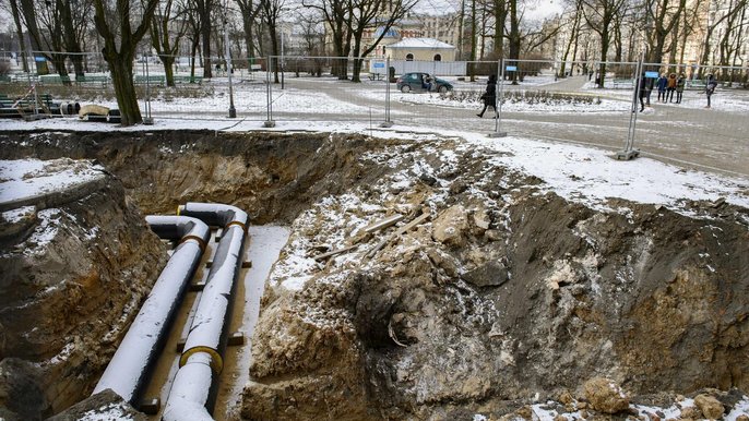 Obecnie park jest częściowo rozkopany, bo układany jest tam ciepłociąg - fot. Radosław Jóźwiak / UMŁ