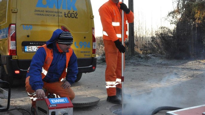 Dym wskazuje nielegalne przyłącza do kanalizacji - mat. ZWIK