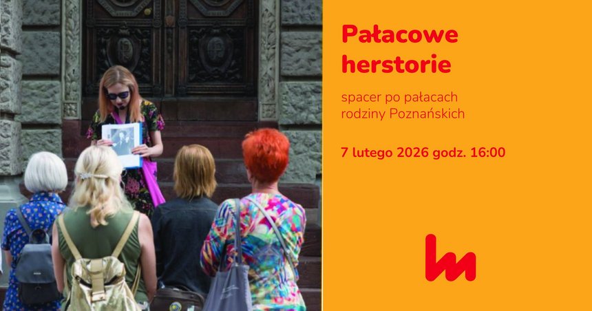 kobieta stoi na schodach i mówi do słuchaczy