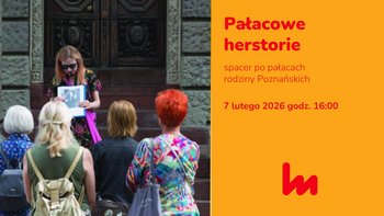  -  kobieta stoi na schodach i mówi do słuchaczy