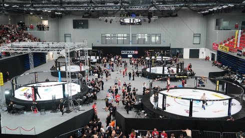 na zdjęciu widok z lotu ptaka na 6 okragonów i walczących zawodników