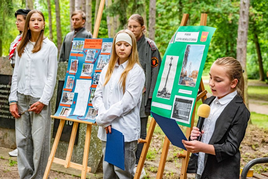 Zofia Trzcionek, Aleksandra Ruszkowska i Wiktoria Przybylak z SP nr 40 o projekcie szkolnym. Fot. P. Wacławiak, UMŁ. 