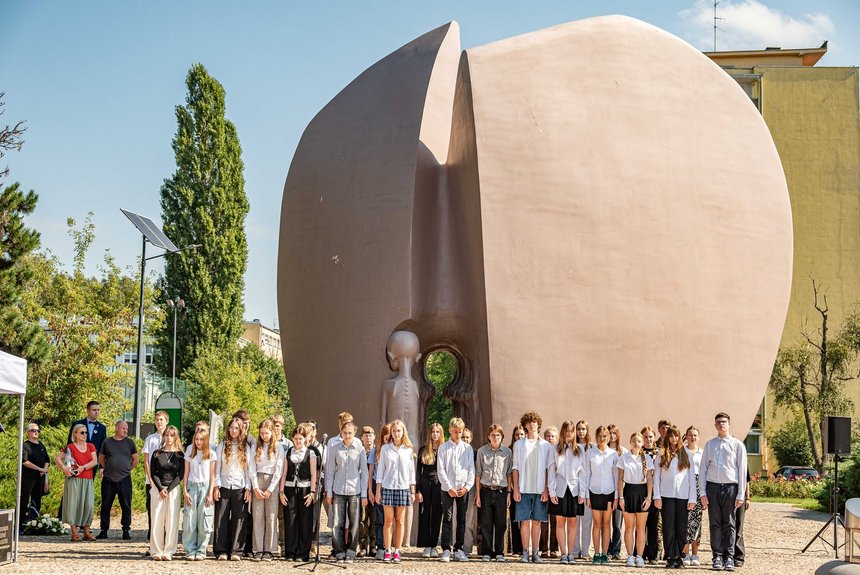 Hymn Dzieci Wojny wykonał chór SP nr 81 im. Bohaterskich Dzieci Łodzi. Fot. P. Wacławiak, UMŁ. 