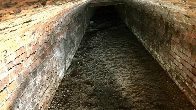 Odnaleziony fragment ukrytego pod ziemią koryta rzeki - fot. z arch. ZWIK