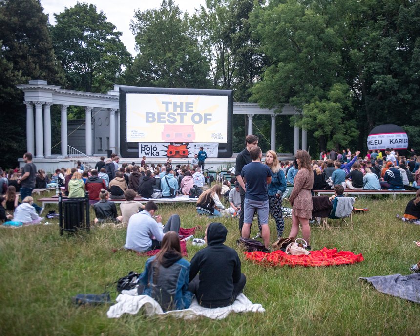 Ekran kina plenerowego zawieszony na amfiteatrze w Parku Julianowskim