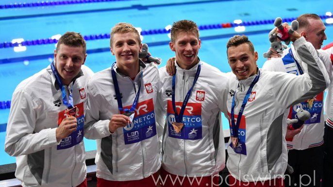 Polska sztafeta 4x100 dowolnym - brązowi medaliści ME. Drugi z lewej Jakub Kraska. - www.polswim.pl